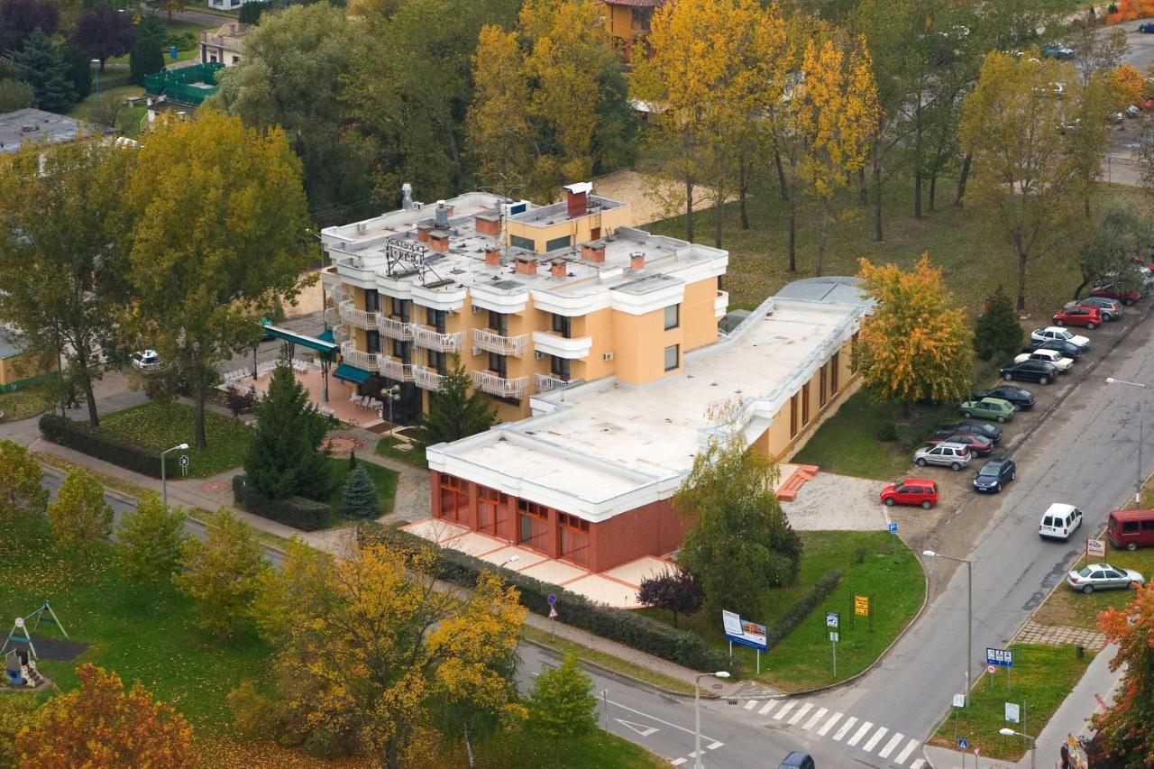 Csipke Hotel Кишкунхалаш Экстерьер фото