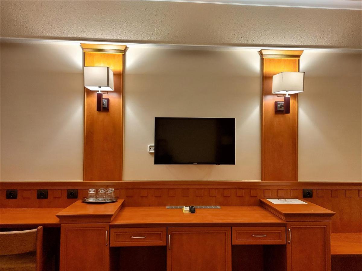Csipke Hotel Кишкунхалаш Экстерьер фото