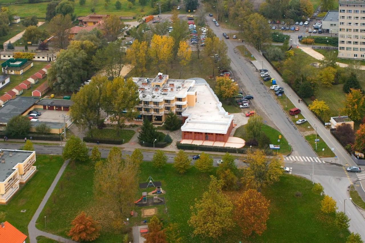 Csipke Hotel Кишкунхалаш Экстерьер фото