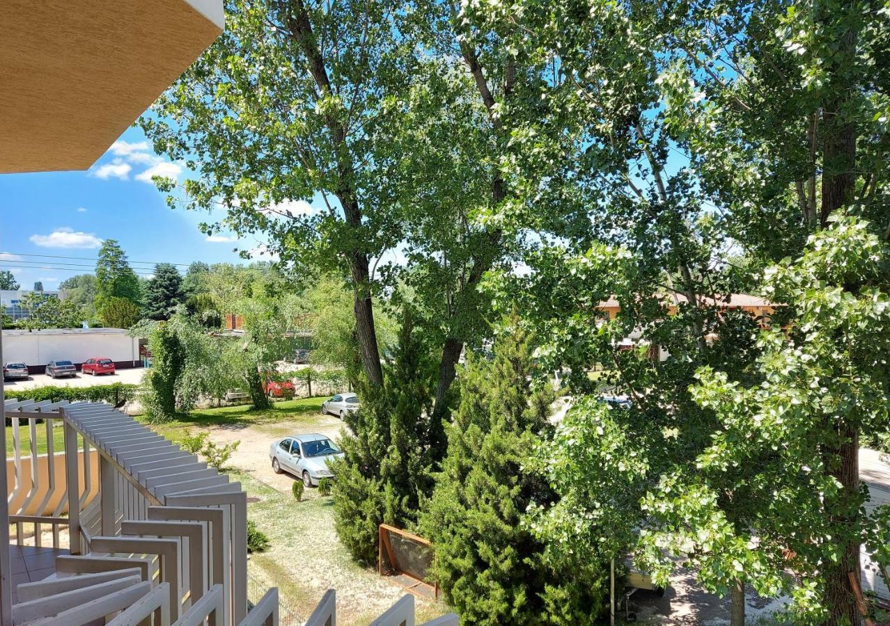 Csipke Hotel Кишкунхалаш Экстерьер фото