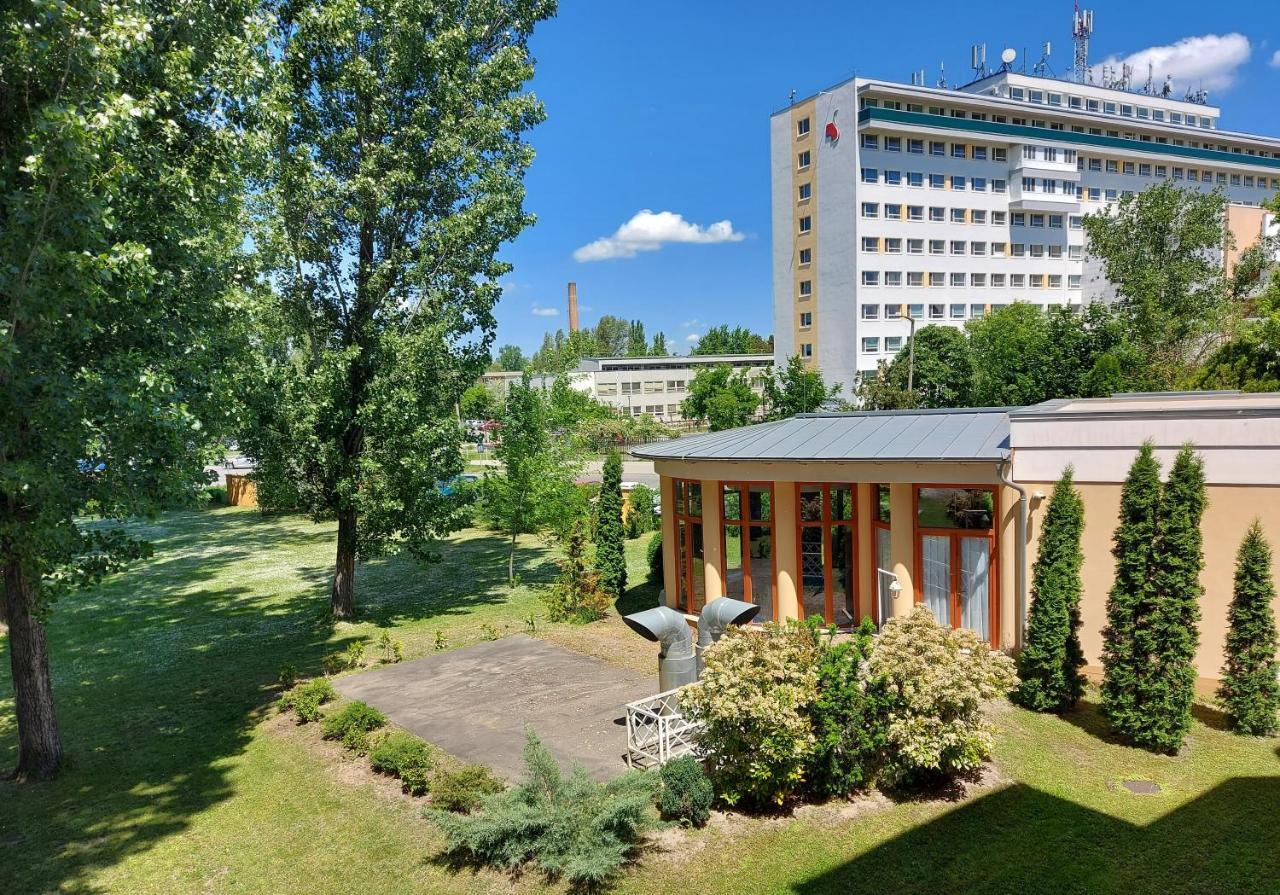 Csipke Hotel Кишкунхалаш Экстерьер фото