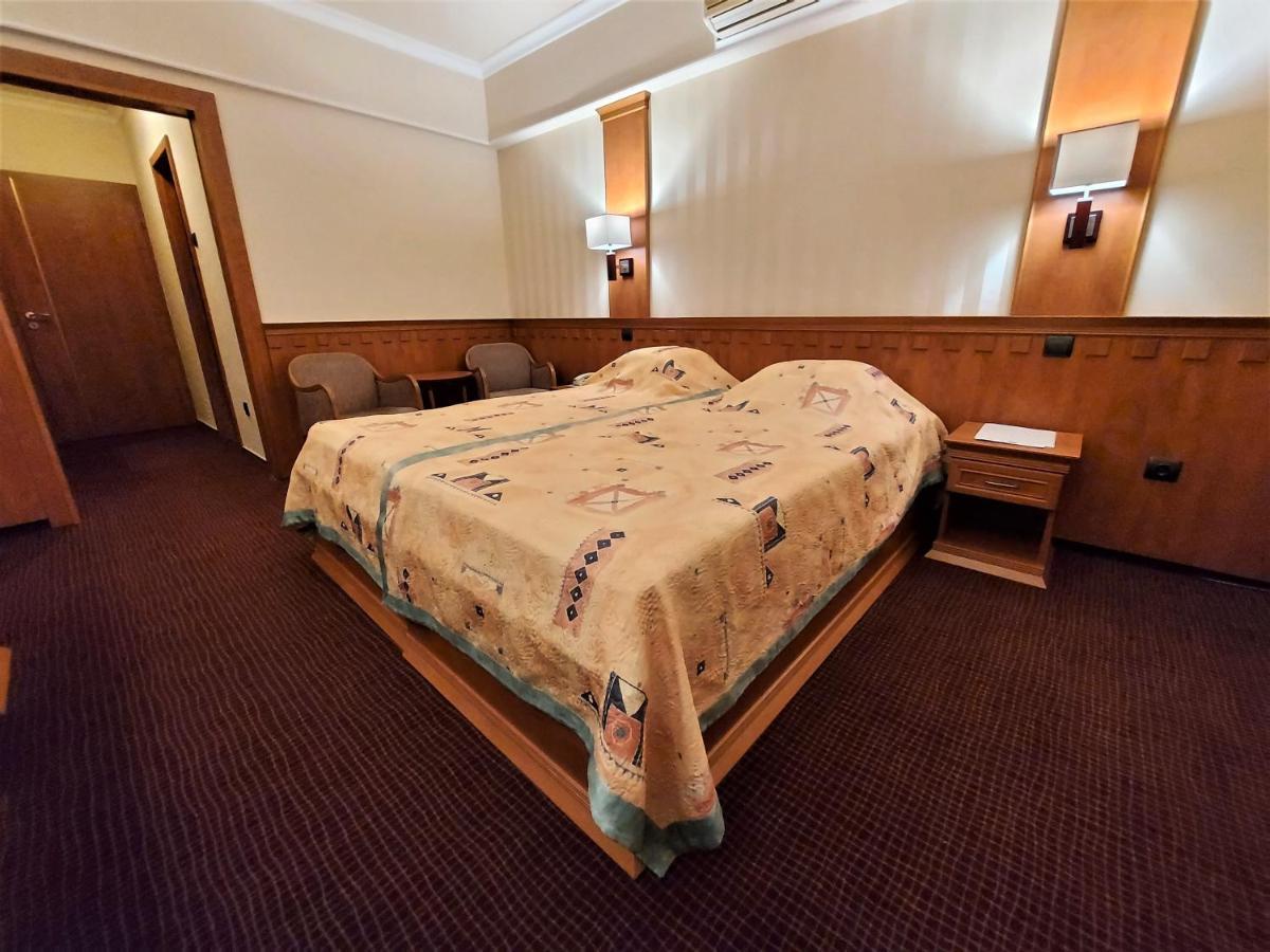 Csipke Hotel Кишкунхалаш Экстерьер фото