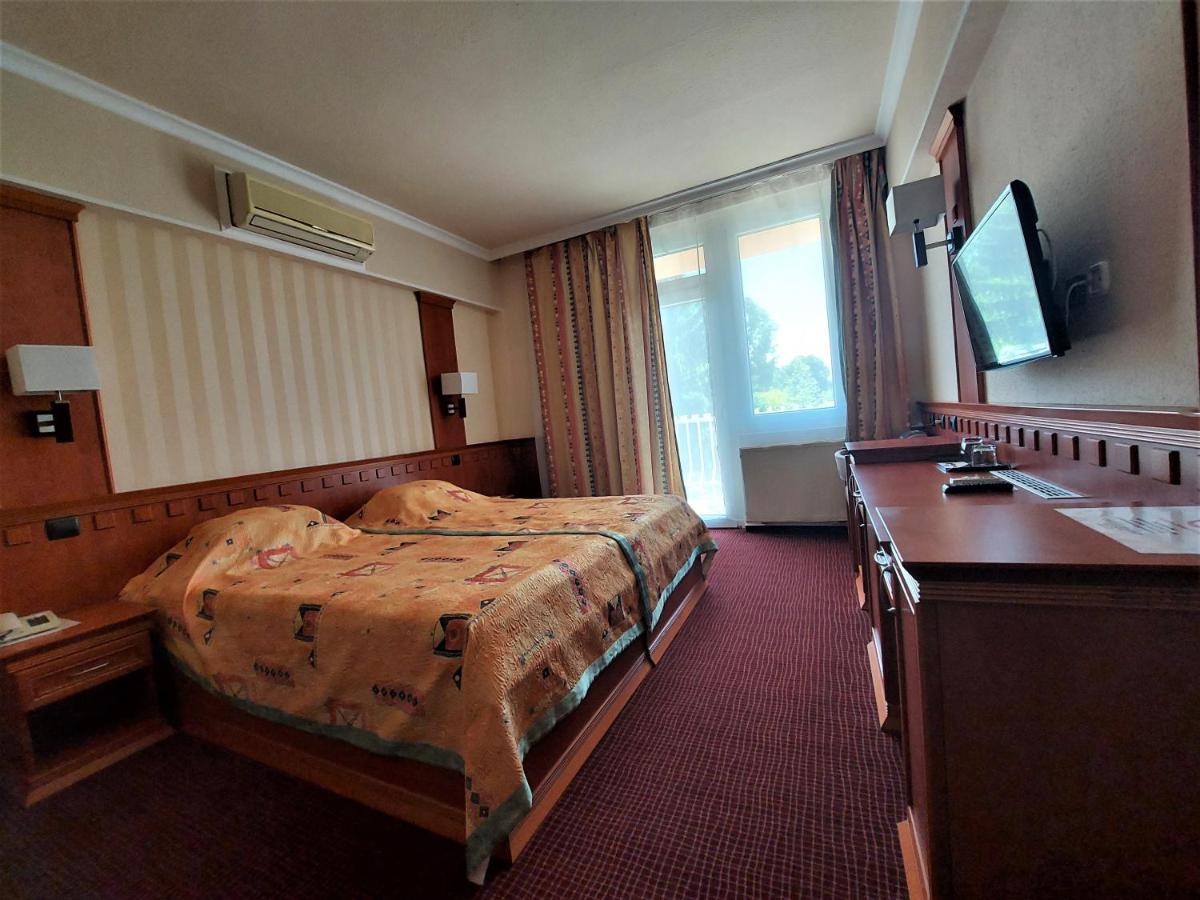 Csipke Hotel Кишкунхалаш Экстерьер фото