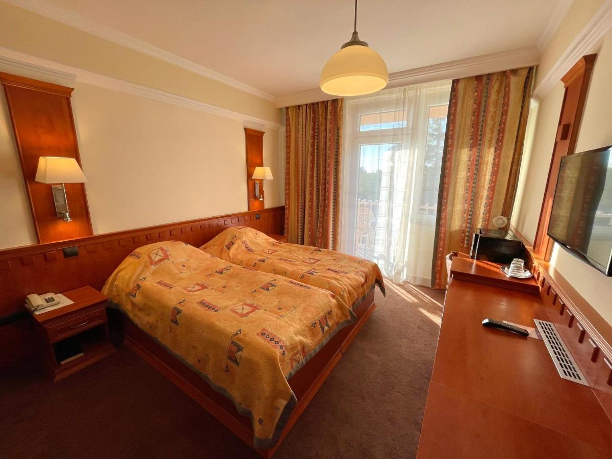 Csipke Hotel Кишкунхалаш Экстерьер фото