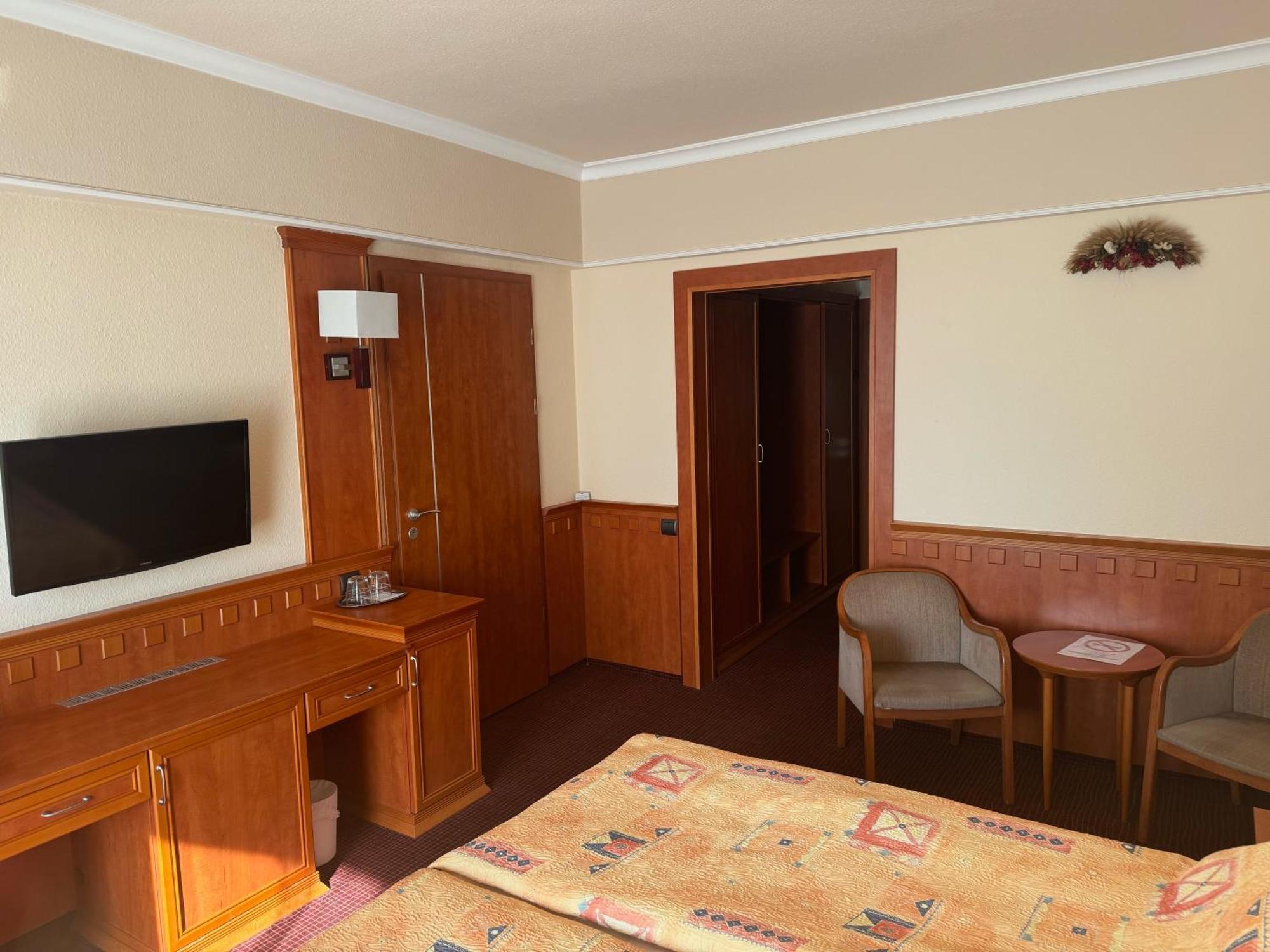 Csipke Hotel Кишкунхалаш Экстерьер фото