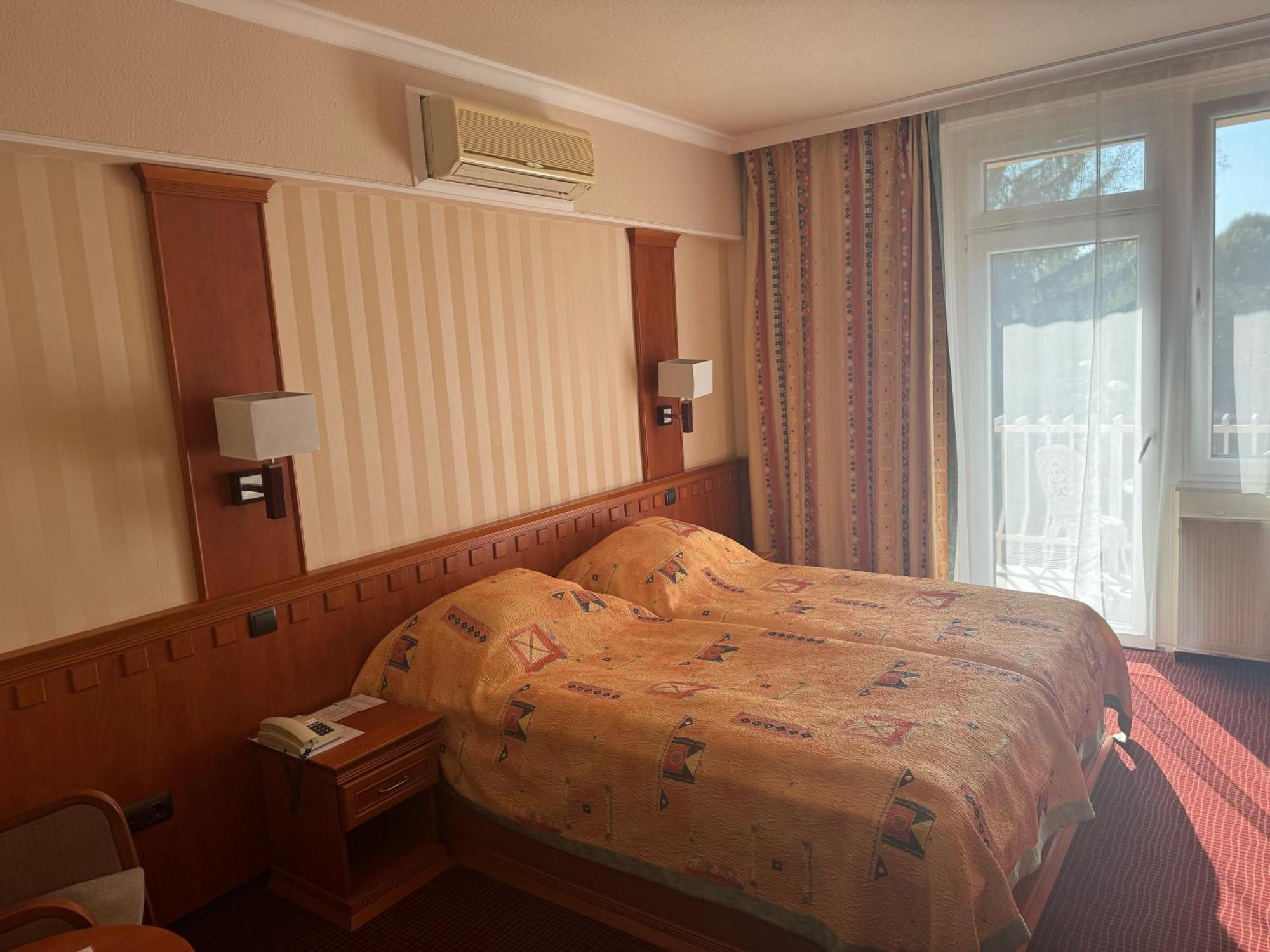 Csipke Hotel Кишкунхалаш Экстерьер фото