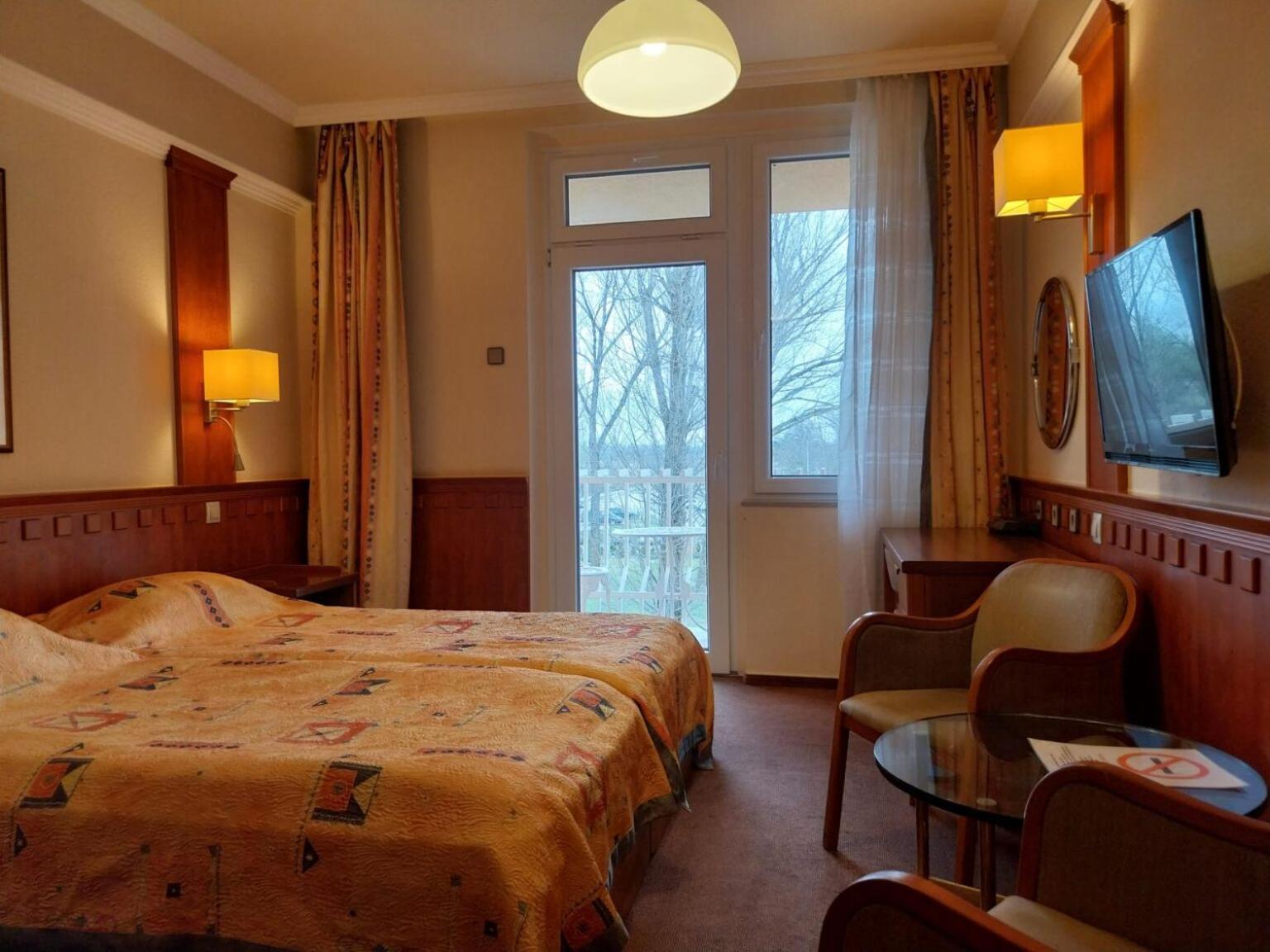 Csipke Hotel Кишкунхалаш Экстерьер фото