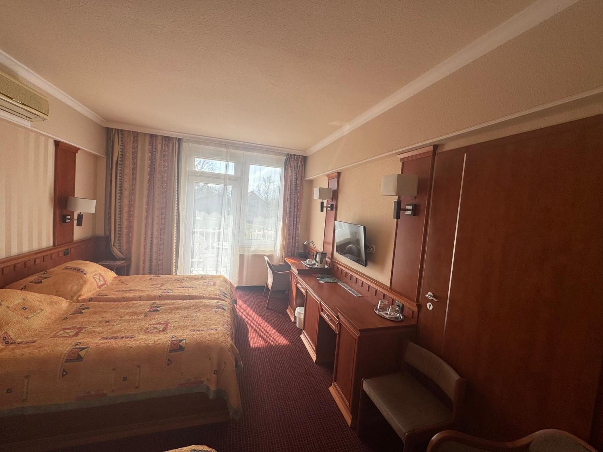 Csipke Hotel Кишкунхалаш Экстерьер фото