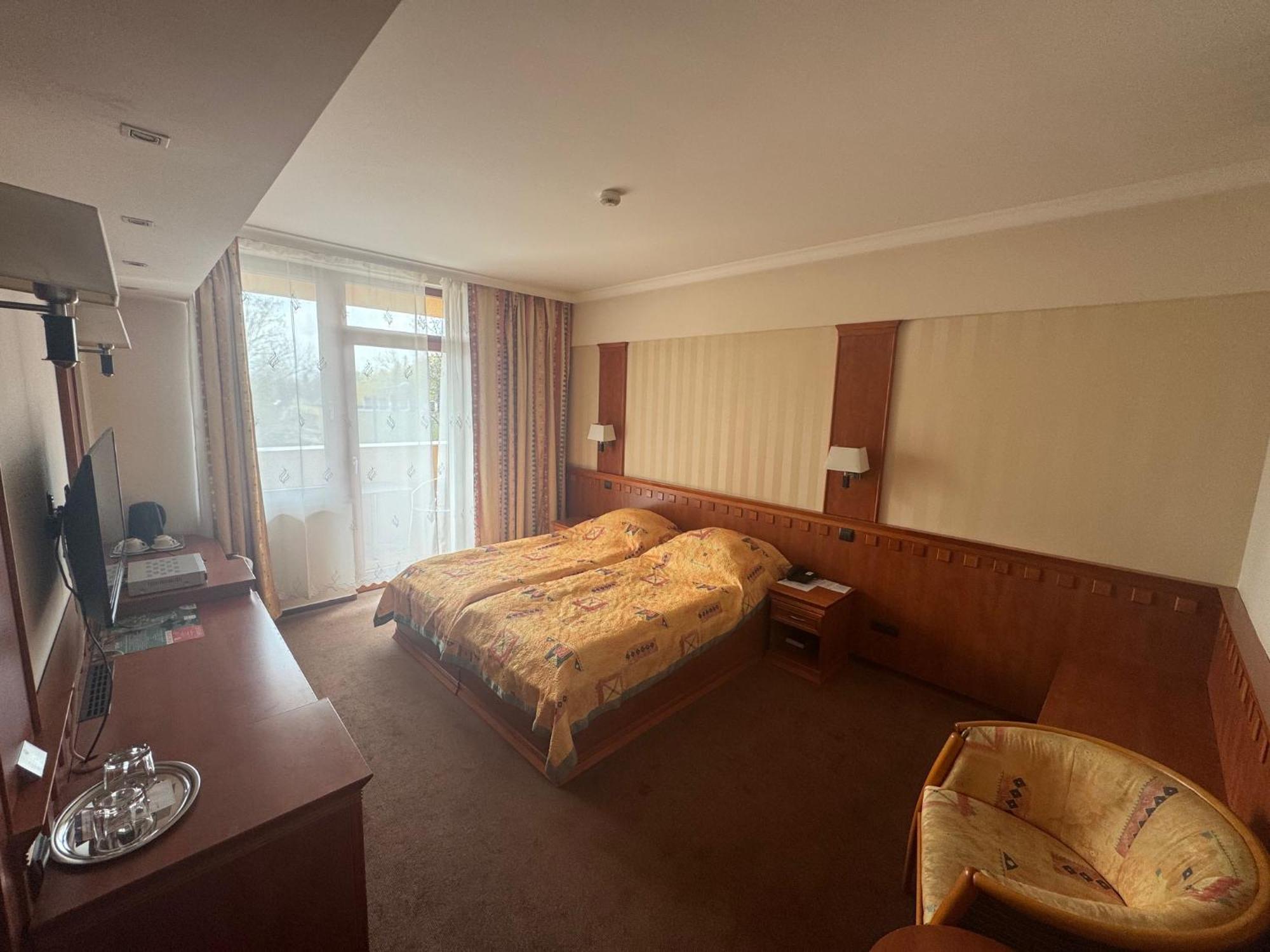 Csipke Hotel Кишкунхалаш Экстерьер фото