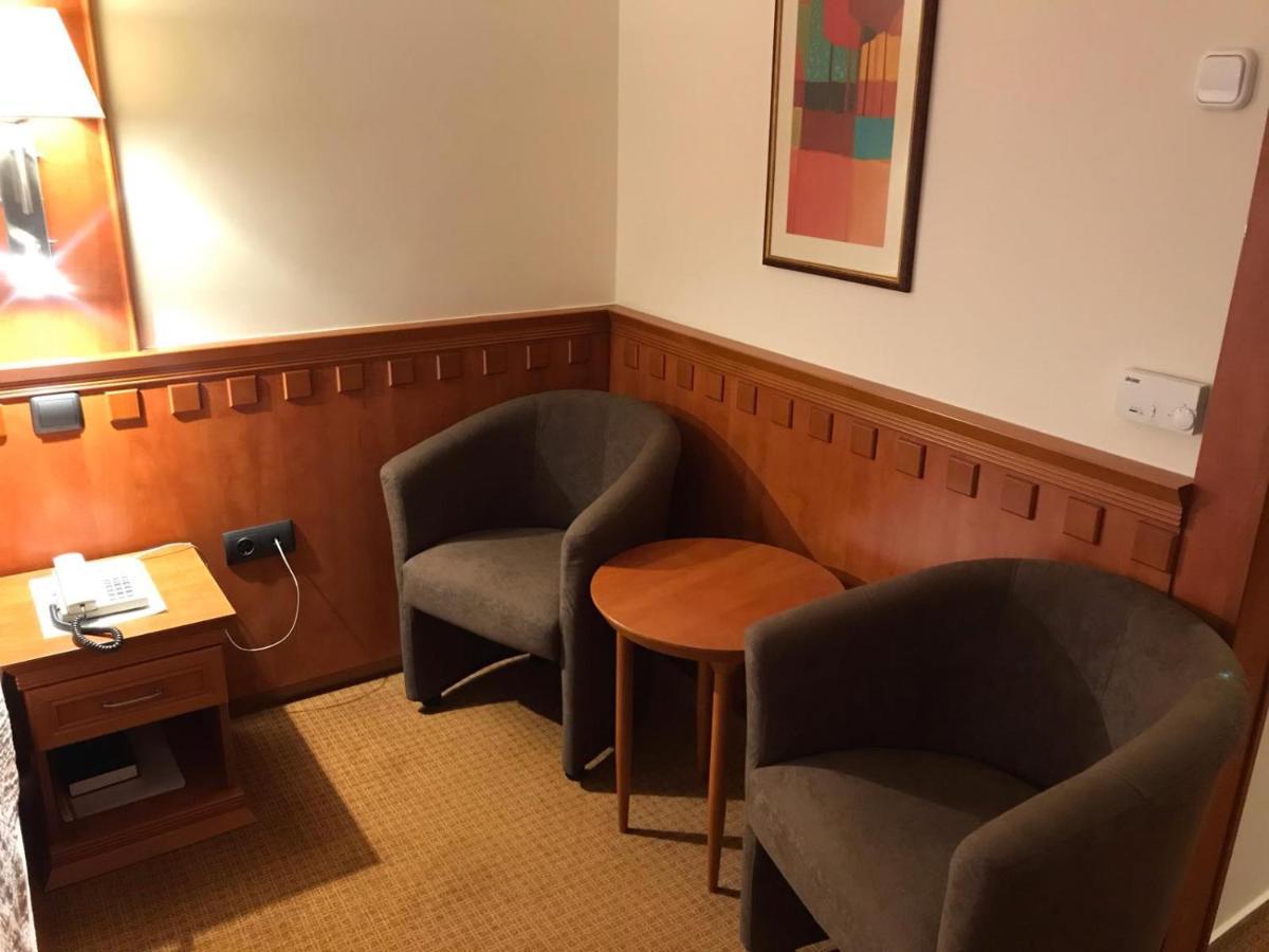 Csipke Hotel Кишкунхалаш Экстерьер фото